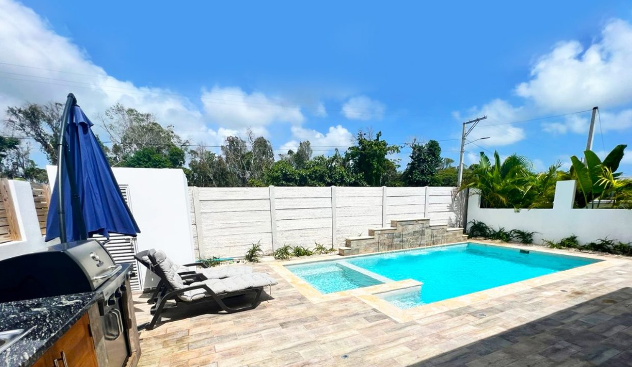 Villa de dos niveles en venta ubicada en el Residencial Primaveral II, Punta Cana (1)
