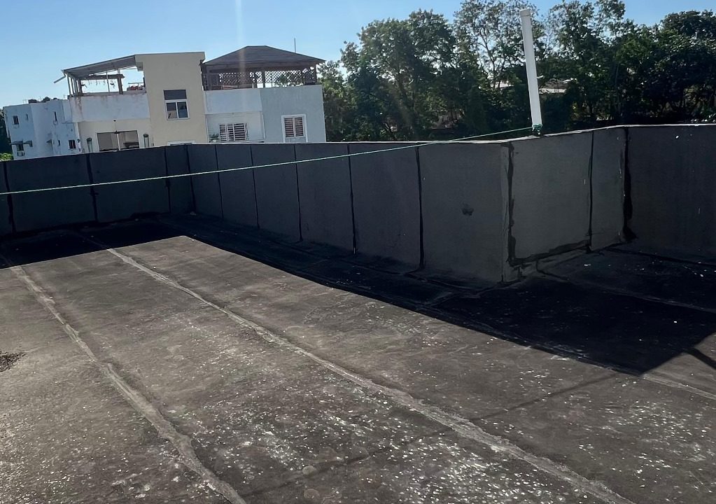 Apartamento 4to nivel en venta de 3 habitaciones Av. Jacobo Majluta (1)