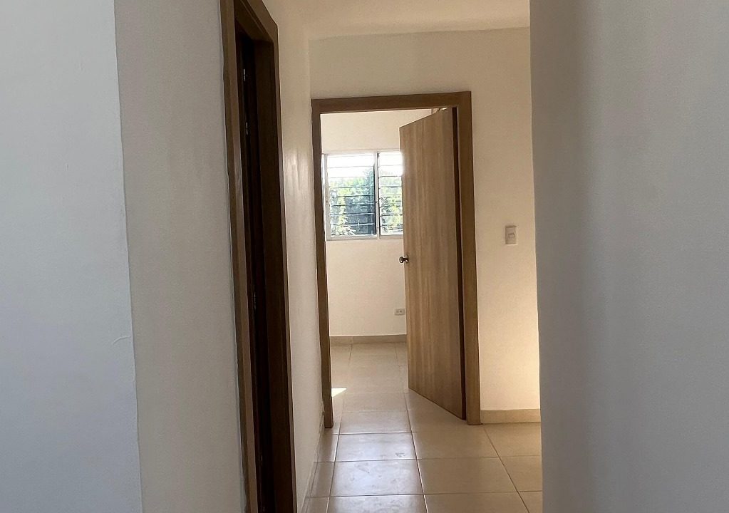 Apartamento 4to nivel en venta de 3 habitaciones Av. Jacobo Majluta (11)