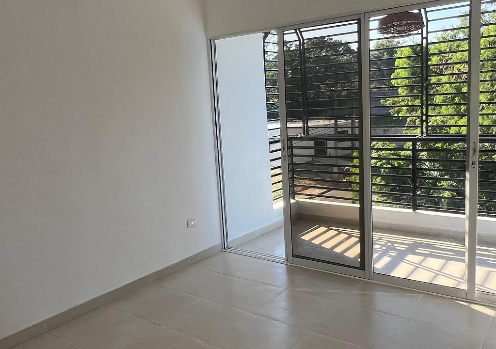 Apartamento 4to nivel en venta de 3 habitaciones Av. Jacobo Majluta (12)