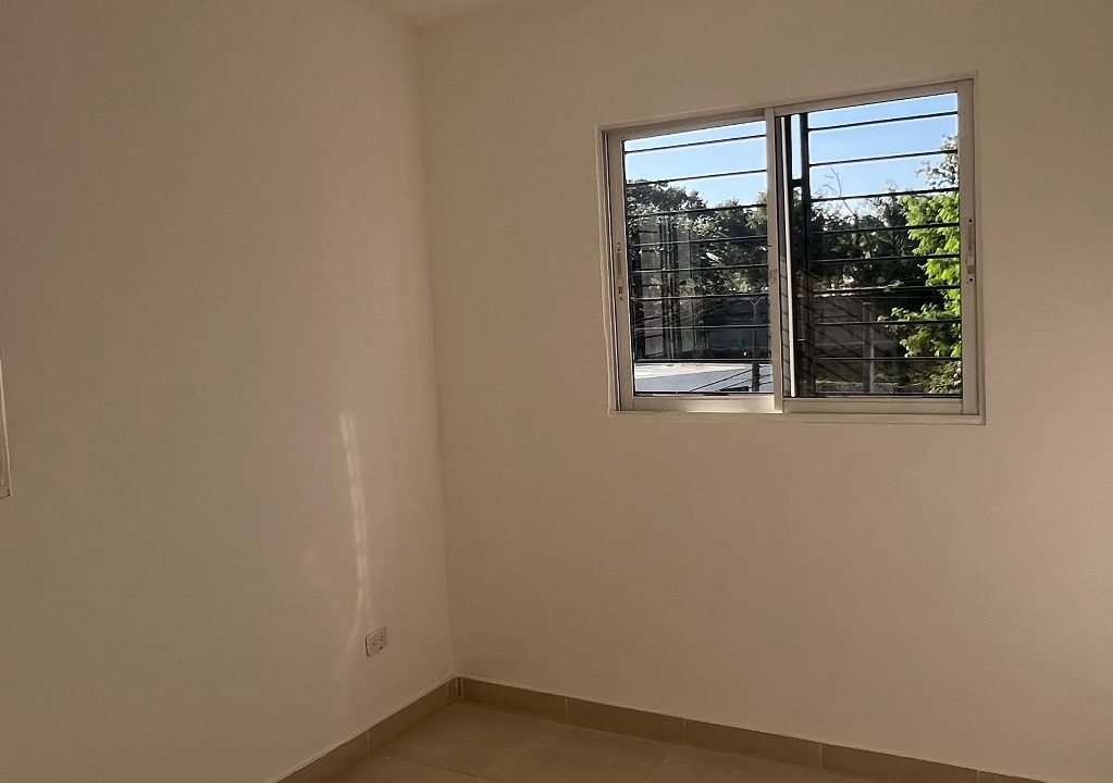 Apartamento 4to nivel en venta de 3 habitaciones Av. Jacobo Majluta (13)