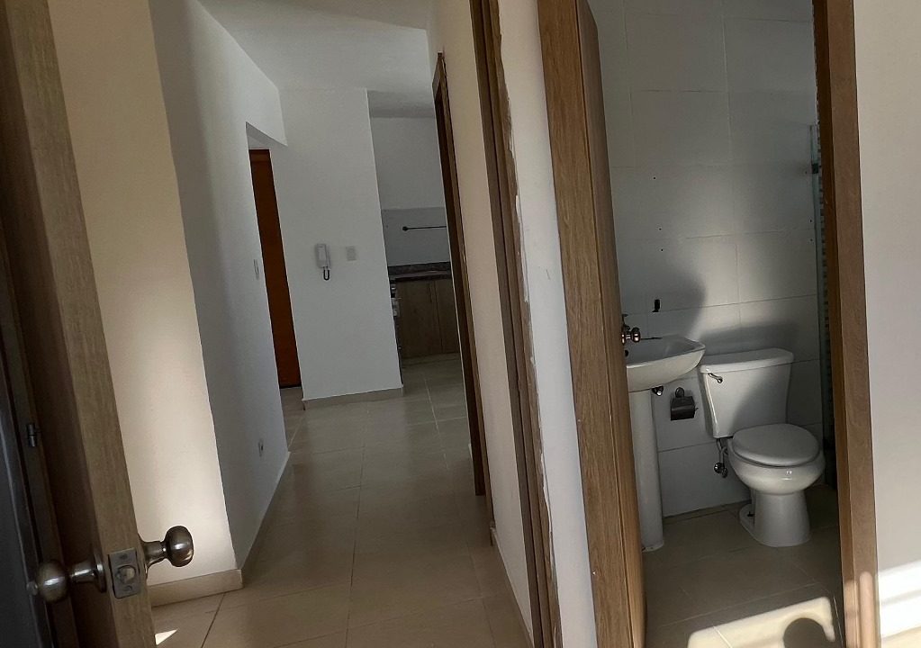 Apartamento 4to nivel en venta de 3 habitaciones Av. Jacobo Majluta (14)