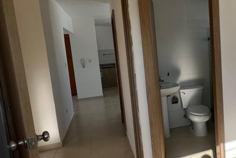 Apartamento 4to nivel en venta de 3 habitaciones Av. Jacobo Majluta (14)