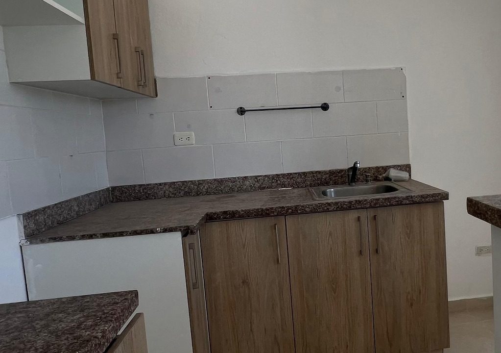 Apartamento 4to nivel en venta de 3 habitaciones Av. Jacobo Majluta (16)
