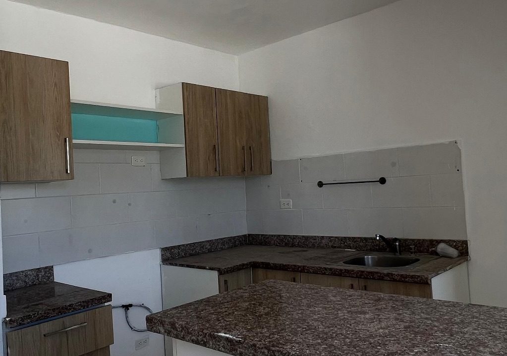 Apartamento 4to nivel en venta de 3 habitaciones Av. Jacobo Majluta (17)