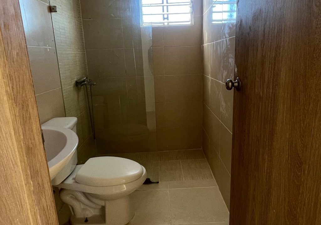 Apartamento 4to nivel en venta de 3 habitaciones Av. Jacobo Majluta (3)