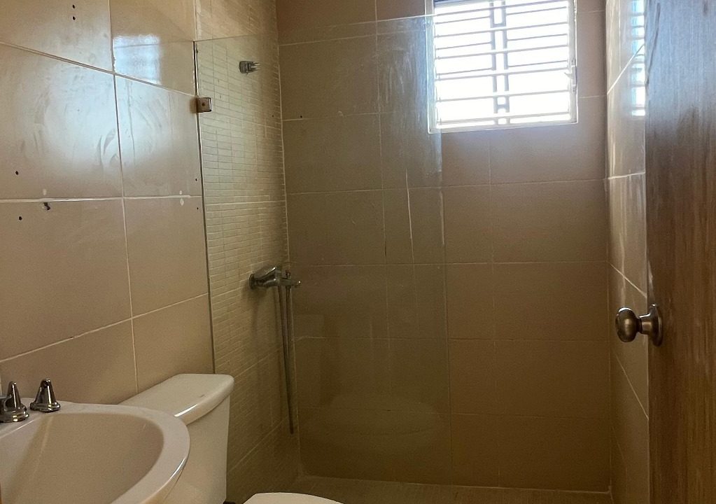 Apartamento 4to nivel en venta de 3 habitaciones Av. Jacobo Majluta (7)