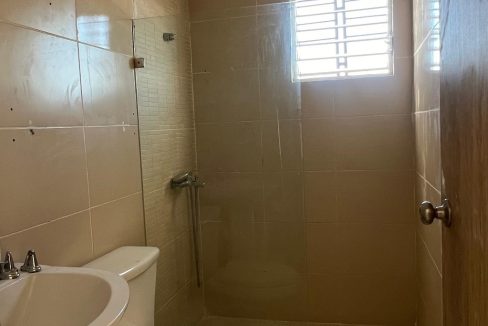 Apartamento 4to nivel en venta de 3 habitaciones Av. Jacobo Majluta (7)
