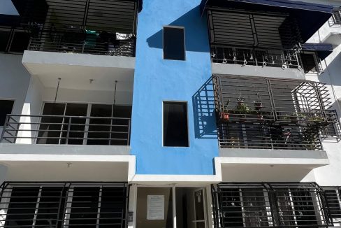 Apartamento 4to nivel en venta de 3 habitaciones Av. Jacobo Majluta (9)