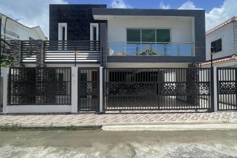 Casa en venta ubicada de 4 habitaciones en prado Oriental (1)