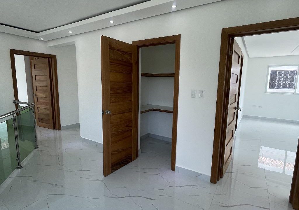 Casa en venta ubicada de 4 habitaciones en prado Oriental (5)